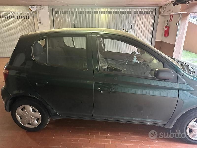 Usata Toyota Yaris 68 CV (50 kW) 2000 Verde Berlina