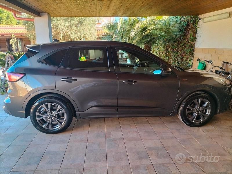 Usata Ford Kuga 120 CV (88 kW) 2022 Grigio SUV