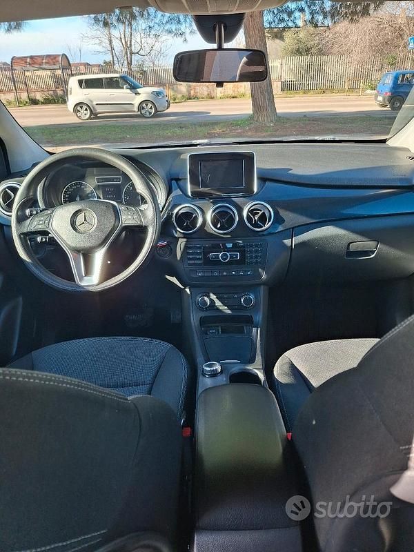 Usata Mercedes B200 Premium 136 CV (100 kW) 2013 Nero Utilitaria