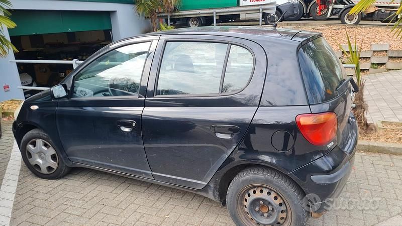 Usata Toyota Yaris 65 CV (47 kW) 2004 Nero Berlina