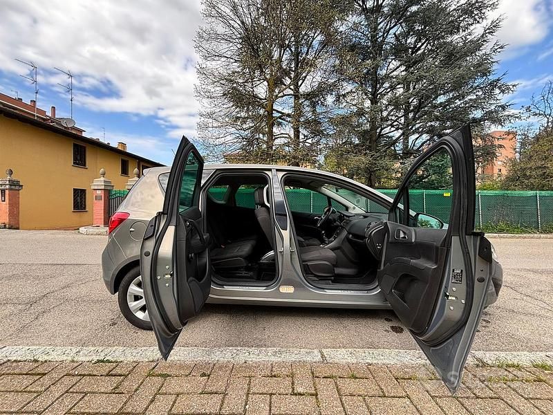 Usata Opel Meriva 102 CV (75 kW) 2011 Grigio Monovolume