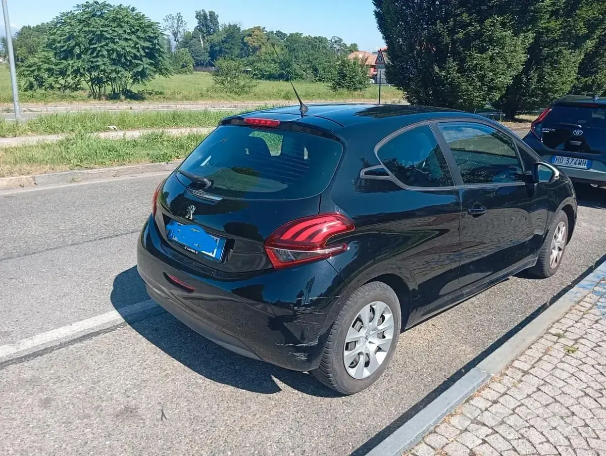 Usata Peugeot 208 Active 82 CV (60 kW) 2018 Nero Utilitaria