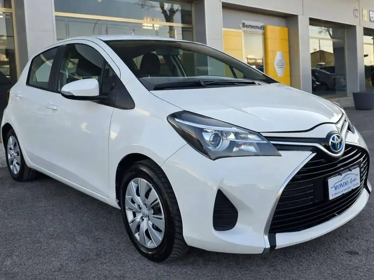 Usata Toyota Yaris Hybrid Active 73 CV (53 kW) 2017 Bianco Berlina