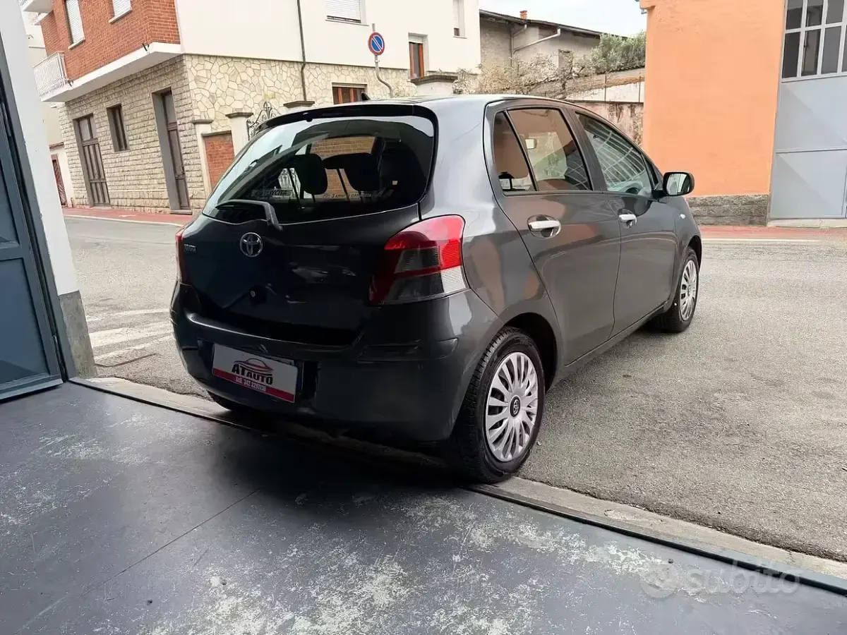 Usado Toyota Yaris Sol 100 CV (73 kW) 2011 Gris Utilitario