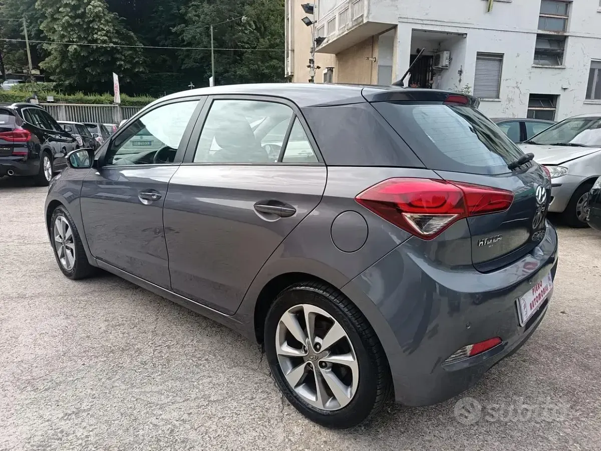 Usata Hyundai i20 Comfort 82 CV (60 kW) 2015 Grigio Berlina