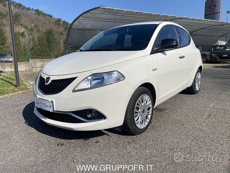 Usata Lancia Ypsilon Silver 69 CV (50 kW) 2017 Bianco Utilitaria