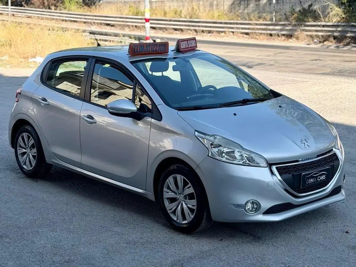 Usata Peugeot 208 Active 82 CV (60 kW) 2015 Argento Utilitaria