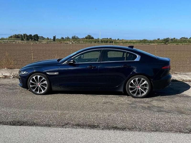 Usata Jaguar XE 179 CV (131 kW) 2019 Blu/azzurro Berlina
