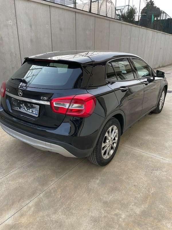 Usata Mercedes GLA180 Executive 109 CV (80 kW) 2015 Nero SUV