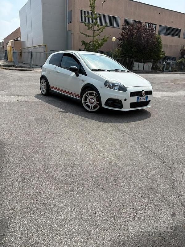 Bianco Usata 2009 Abarth Grande Punto Due volumi | 8000 € (Buon prezzo) - Immagine 1/4