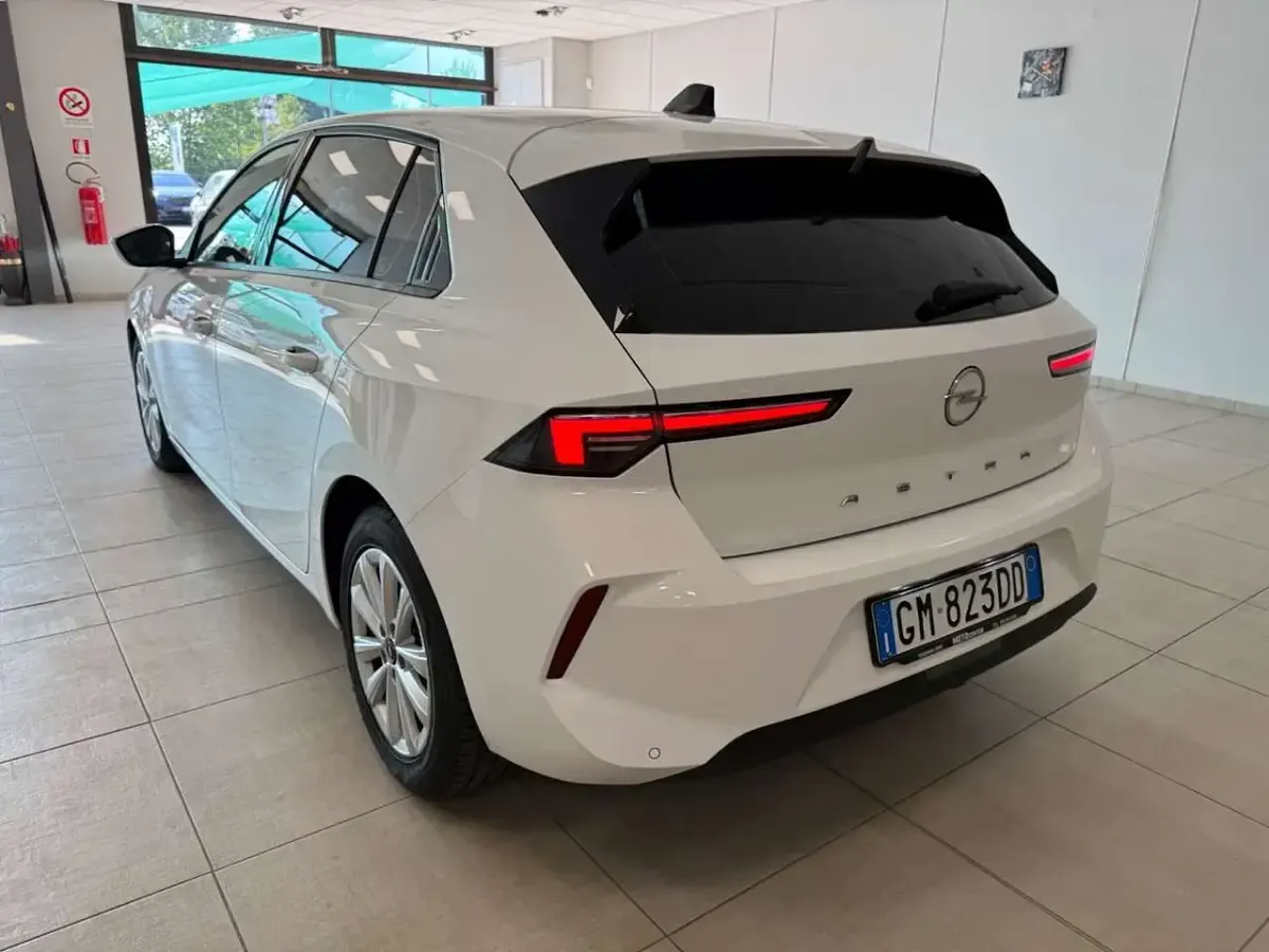 Usata Opel Astra Edition 131 CV (96 kW) 2022 Bianco Utilitaria