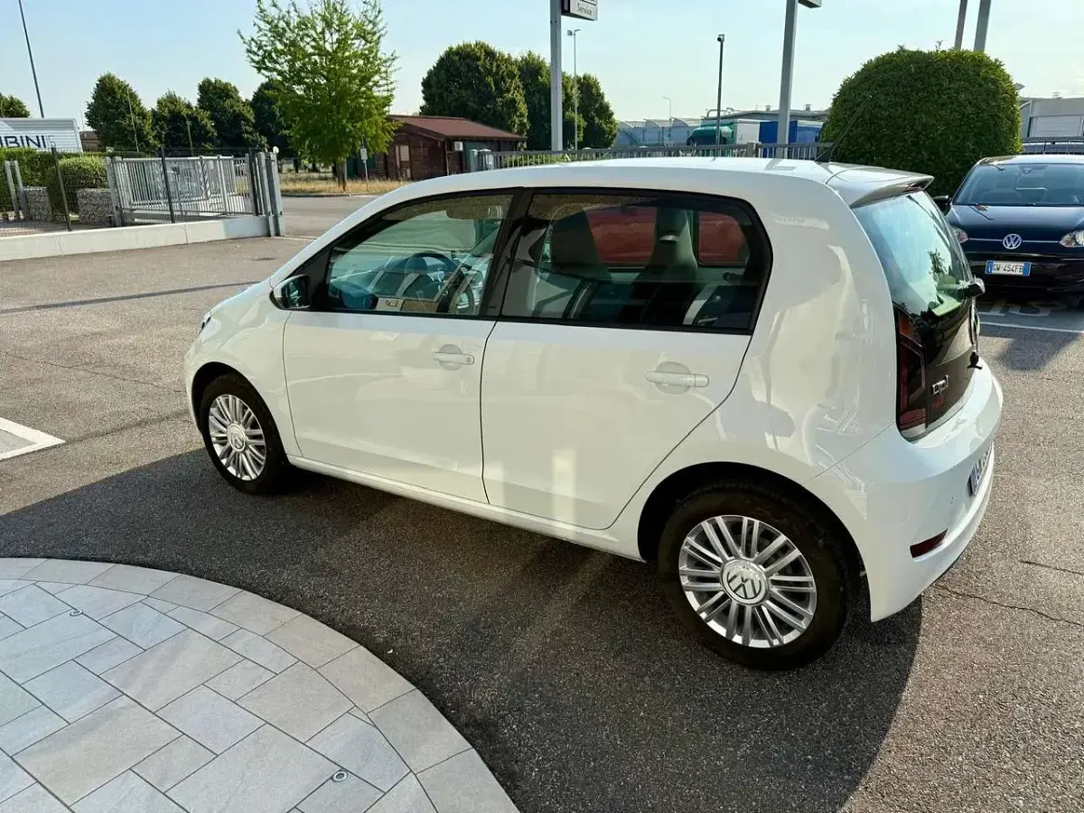 Usata VW up! Move 65 CV (47 kW) 2023 Bianco Utilitaria