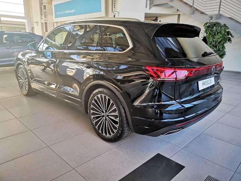 Usata VW Touareg Elegance 340 CV (250 kW) 2023 Grenadill black metallizzato SUV