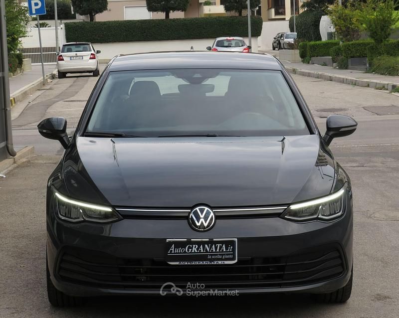 Usata VW Golf VIII Life 110 CV (80 kW) 2022 Grigio urano Berlina