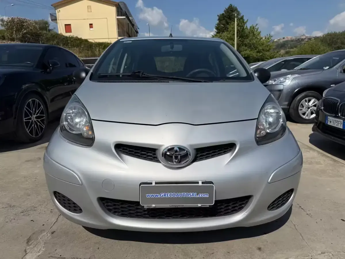 Usata Toyota Aygo 68 CV (50 kW) 2010 Argento Utilitaria
