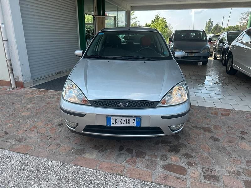 Usata Ford Focus Ambiente 115 CV (84 kW) 2004 Grigio Berlina