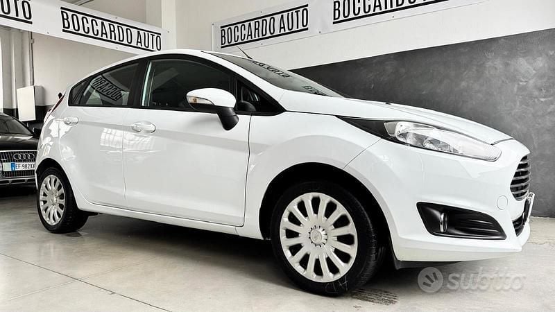 Usata Ford Fiesta Titanium 75 CV (55 kW) 2014 Bianco Utilitaria