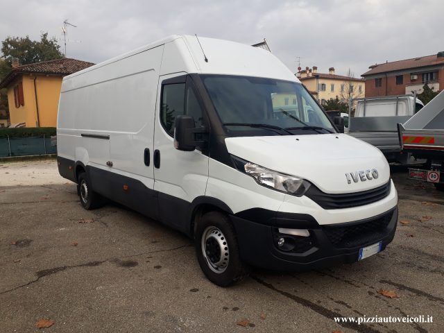 Bianco Usata 2018 Iveco Daily Tre volumi | 18.500 € (Super prezzo) - Immagine 1/4
