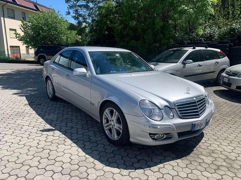 Usata Mercedes E220 Avantgarde 170 CV (125 kW) 2008 Argento Berlina