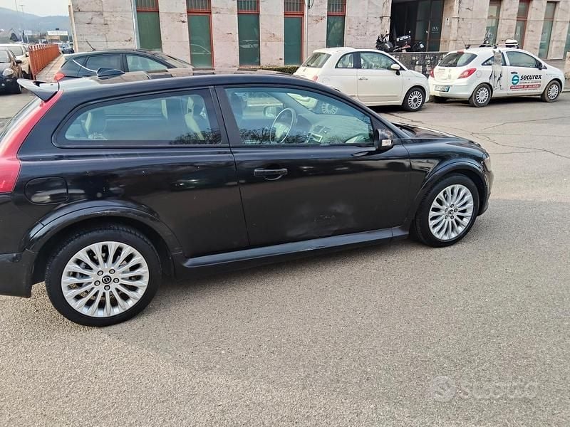 Usata Volvo C30 Momentum 108 CV (79 kW) 2007 Nero Utilitaria
