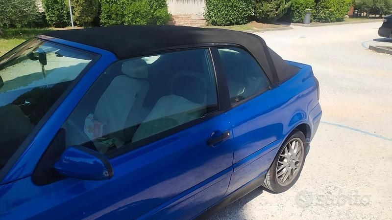 Usata VW Golf Cabriolet 101 CV (74 kW) 1998 Blu Cabrio