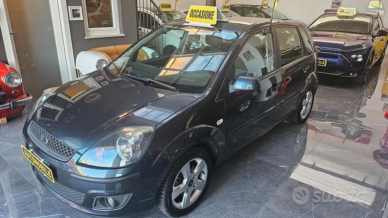 Usata Ford Fiesta Titanium 68 CV (50 kW) 2007 Grigio Utilitaria