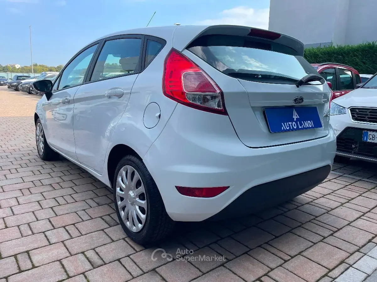 Begagnad Ford Fiesta Trend 75 HK (55 kW) 2015 Vit Van