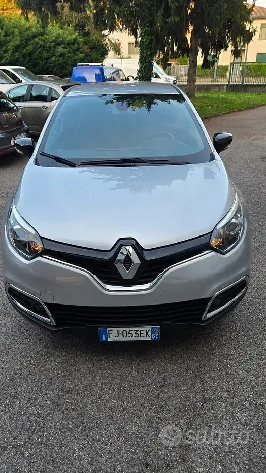Usado Renault Captur 120 CV (88 kW) 2017 Gris SUV