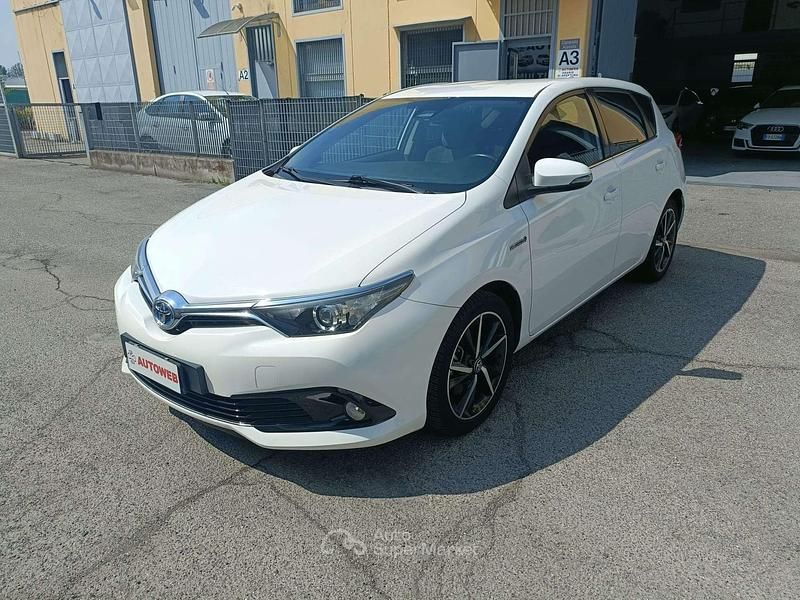 Usata Toyota Auris Hybrid Lounge 99 CV (72 kW) 2018 Bianco Berlina