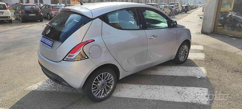 Usata Lancia Ypsilon Gold 69 CV (50 kW) 2012 Grigio metallizzato Utilitaria