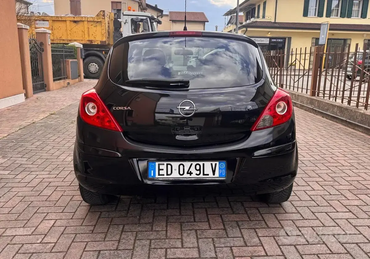 Begagnad Opel Corsa Club 80 HK (58 kW) 2010 Svart Halvkombi