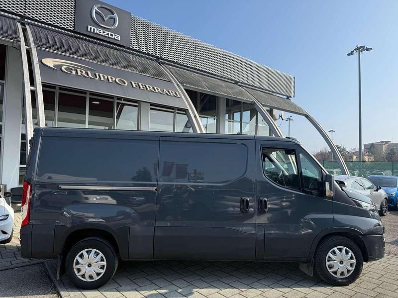 Usata Iveco Daily 136 CV (100 kW) 2017 Grigio Furgone