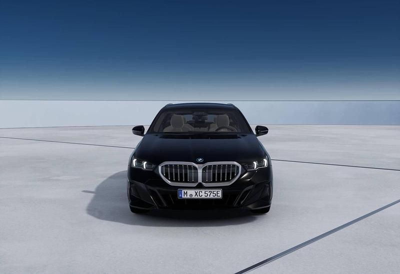 Nuova BMW 530e M Sport 190 CV (139 kW) 2025 Black sapphire Station wagon