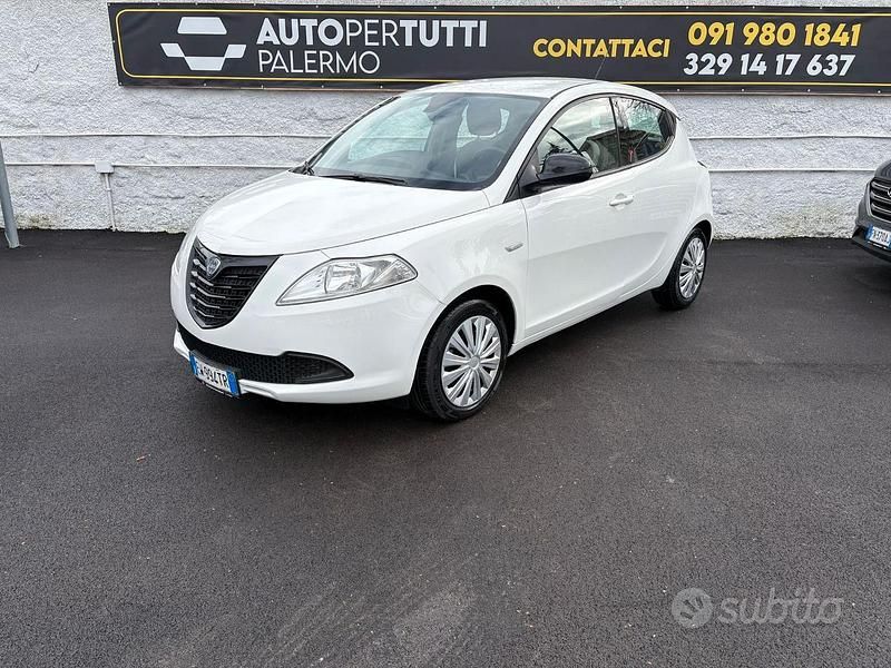 Usata Lancia Ypsilon Platinum 70 CV (51 kW) 2014 Bianco Utilitaria