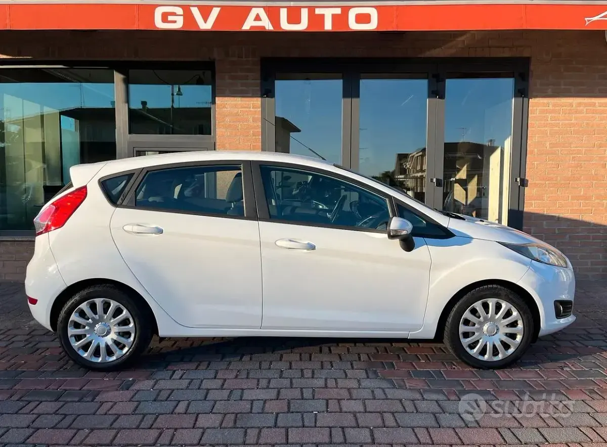 Usata Ford Fiesta 75 CV (55 kW) 2014 Bianco Utilitaria
