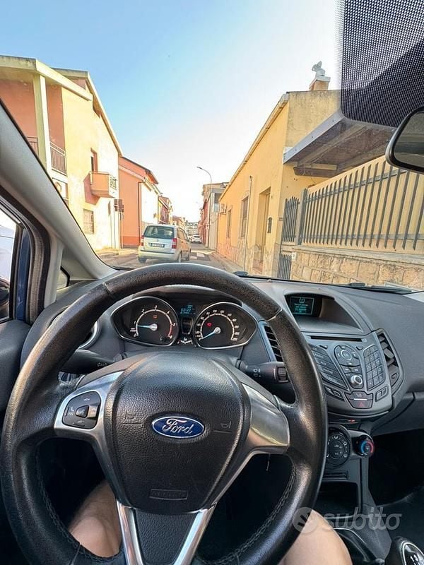 Usata 2015 Ford Fiesta Due volumi | 6500 € (Buon prezzo) - Immagine 1/4