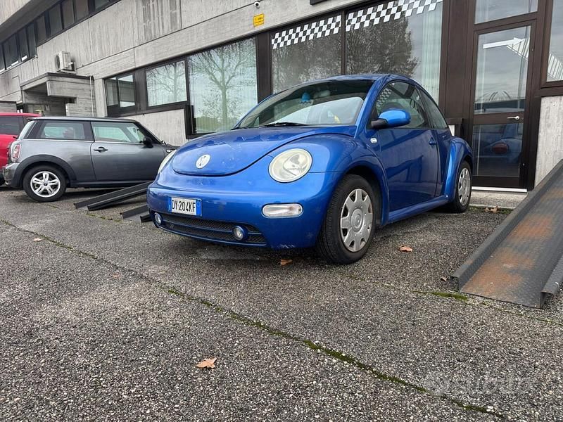 Usata VW New Beetle 102 CV (75 kW) 2001 Blu Utilitaria
