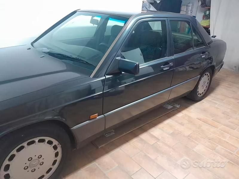 Usata Mercedes 190 Sportline 109 CV (80 kW) 1990 Grigio Berlina