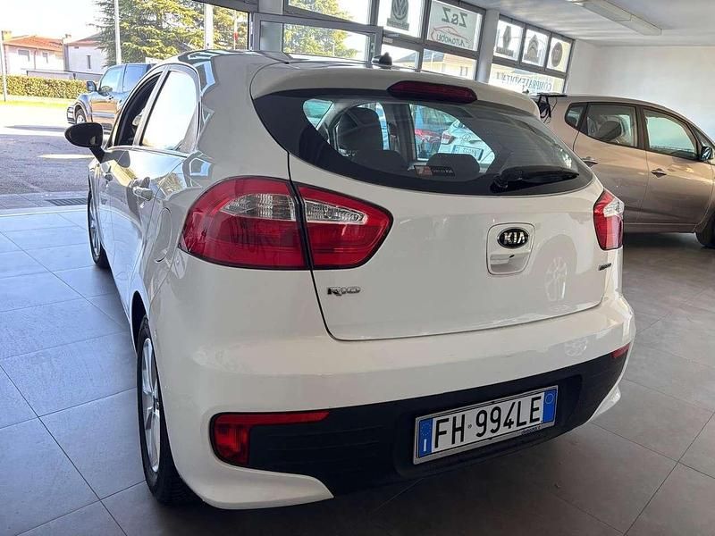 Usata Kia Rio 75 CV (55 kW) 2017 Bianco Berlina