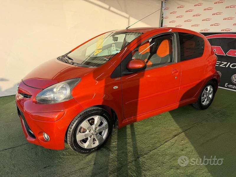 Usata Toyota Aygo 70 CV (51 kW) 2012 Arancione Utilitaria