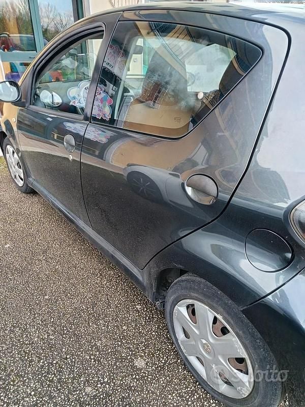 Usata Toyota Aygo 68 CV (50 kW) 2009 Grigio Utilitaria