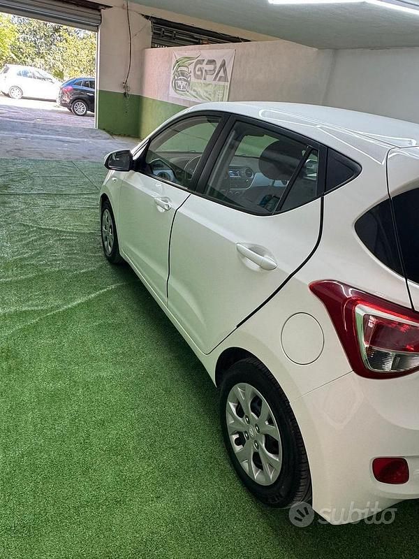 Usata Hyundai i10 67 CV (49 kW) 2015 Bianco Utilitaria