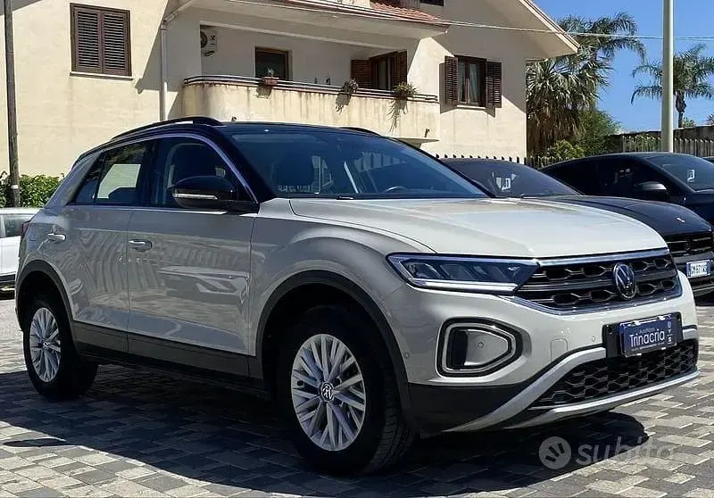 Usata VW T-Roc Life 116 CV (85 kW) 2024 Nero SUV