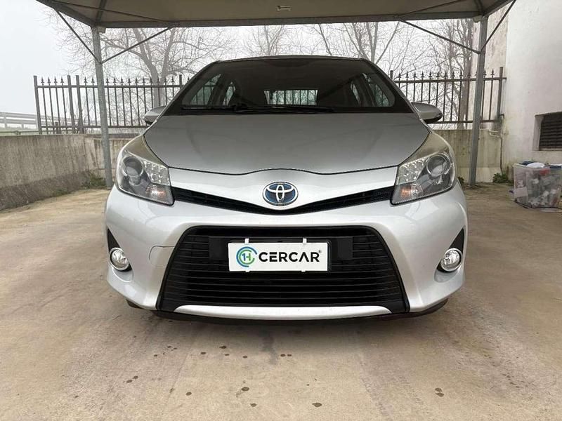 Usata Toyota Yaris Hybrid 75 CV (55 kW) 2014 Argento Berlina