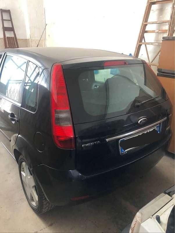 Usata Ford Fiesta Ghia 68 CV (50 kW) 2004 Nero Berlina