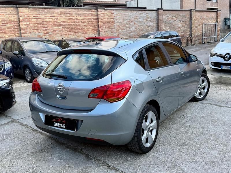 Usata Opel Astra Cosmo 101 CV (74 kW) 2010 Grigio Berlina