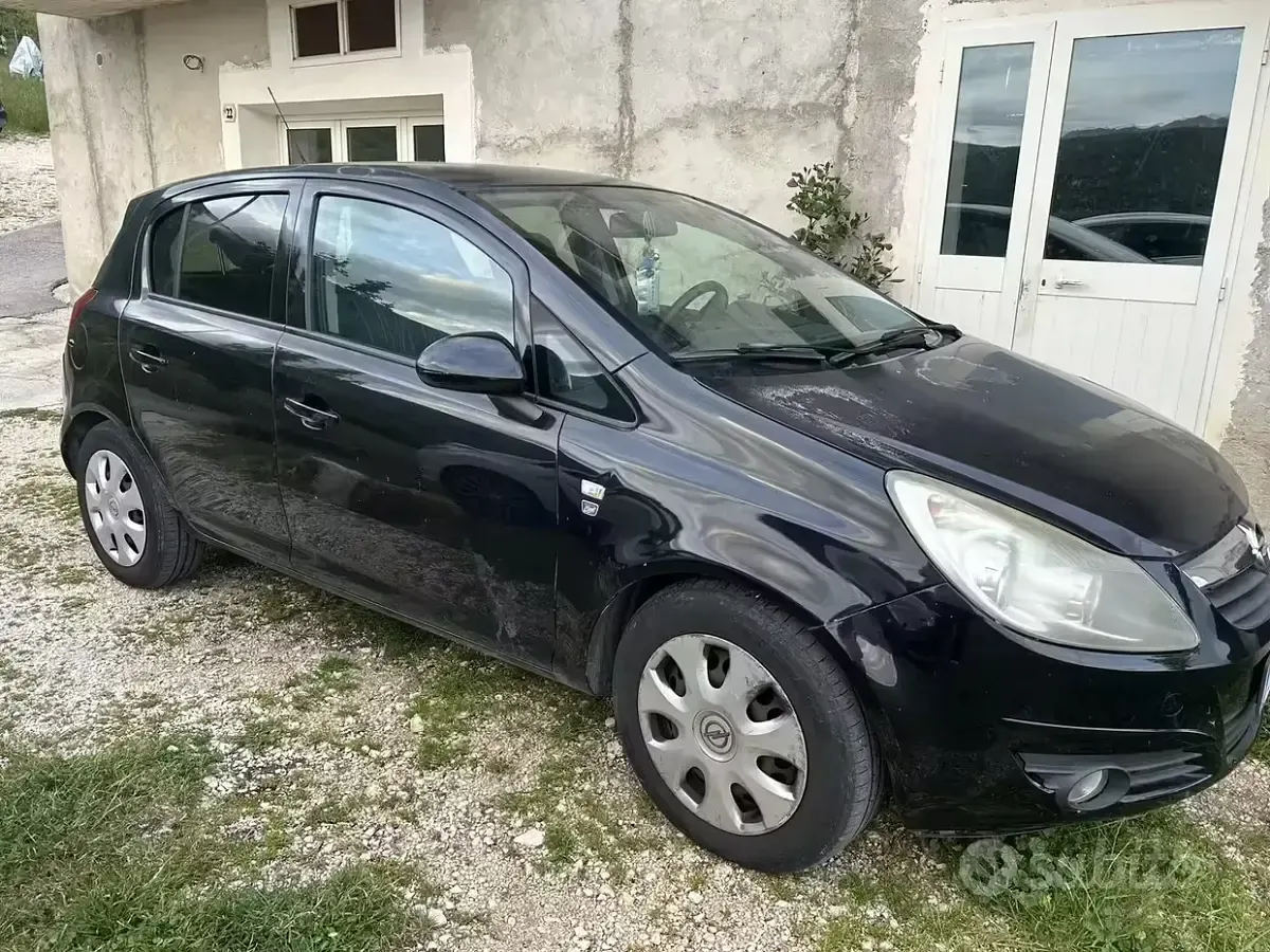 Begagnad Opel Corsa 65 HK (47 kW) 2010 Svart Halvkombi
