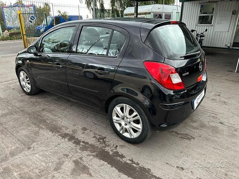 Usata Opel Corsa Cosmo 90 CV (66 kW) 2008 Nero Berlina