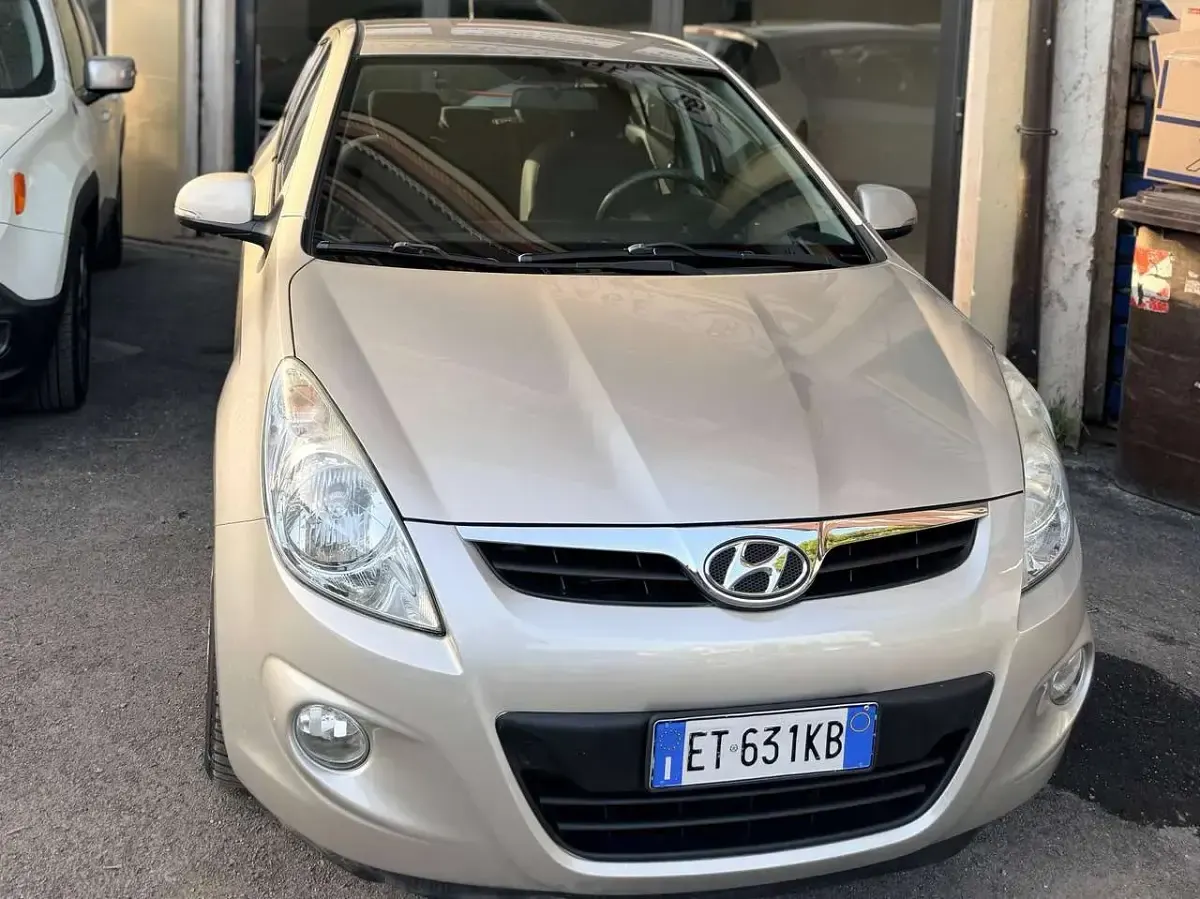 Usata Hyundai i20 Comfort 77 CV (56 kW) 2011 Grigio Utilitaria