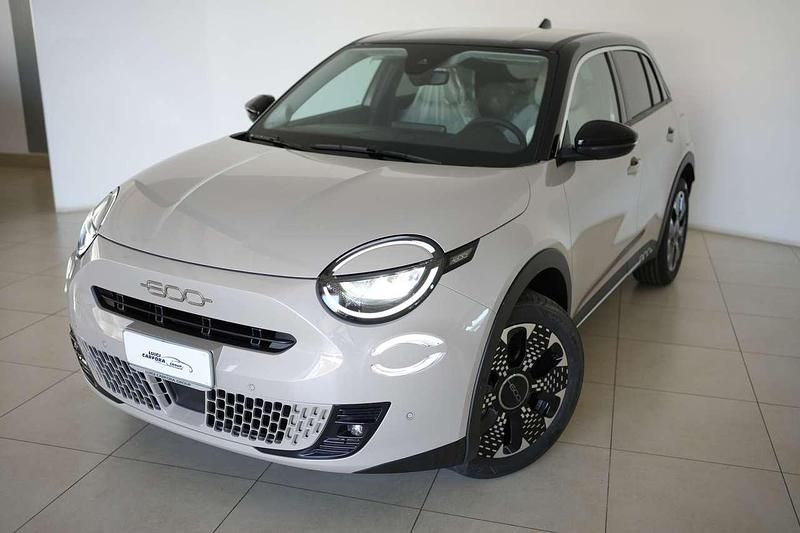 Sabbia + tetto nero Nuova 2025 Fiat 600 La Prima SUV | 24.990 € - Immagine 1/4